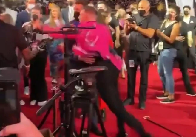 Conor McGregor oblał Machine'a Guna Kelly'ego drinkiem