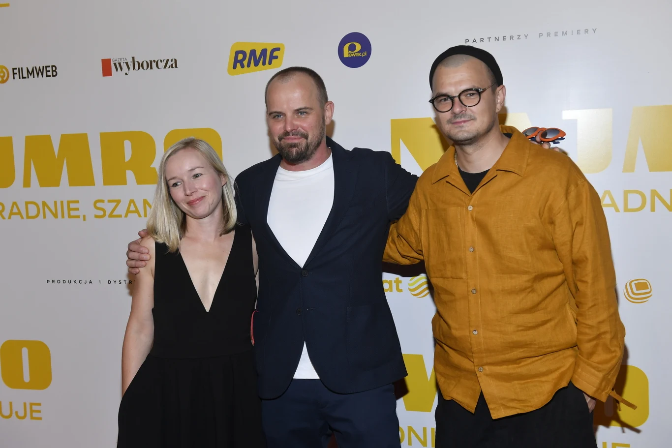 Dawid Ogrodnik oraz reżyser Mateusz Rakowicz z partnerką na premierze filmu  "Najmro. Kocha, kradnie, szanuje"