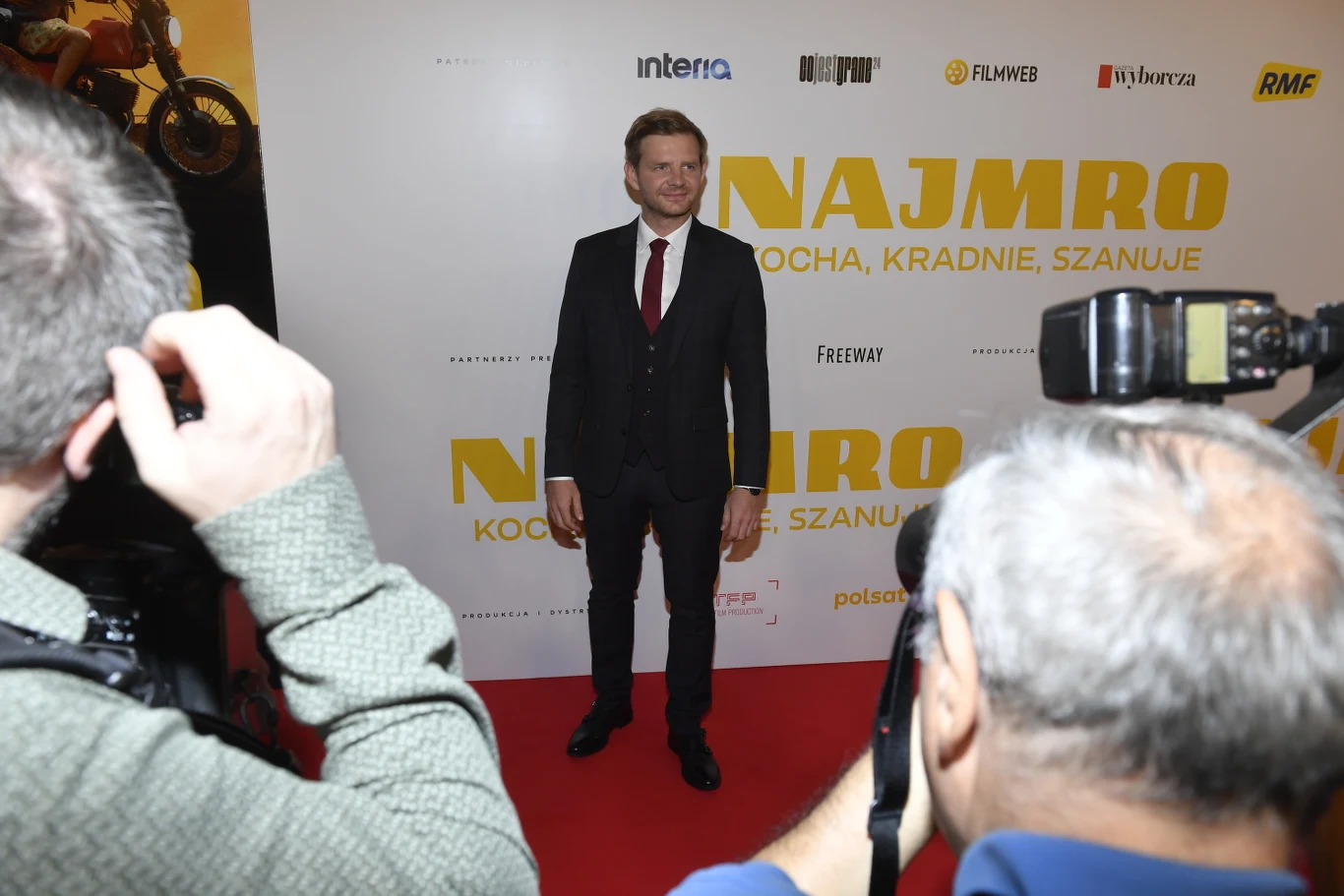 Rafał Zawierucha wśród fotoreporterów na premierze filmu  "Najmro. Kocha, kradnie, szanuje"