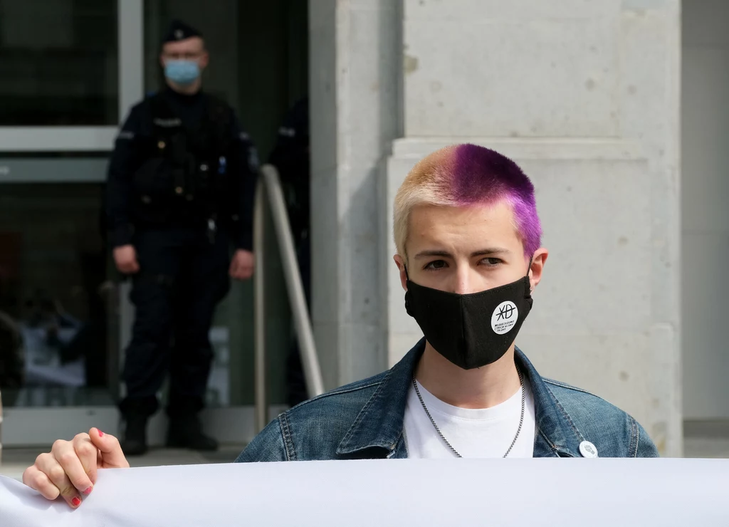 Uczestniczka pikiety Młodzieżowego Strajku Klimatycznego w Warszawie przed siedzibą PGE.
