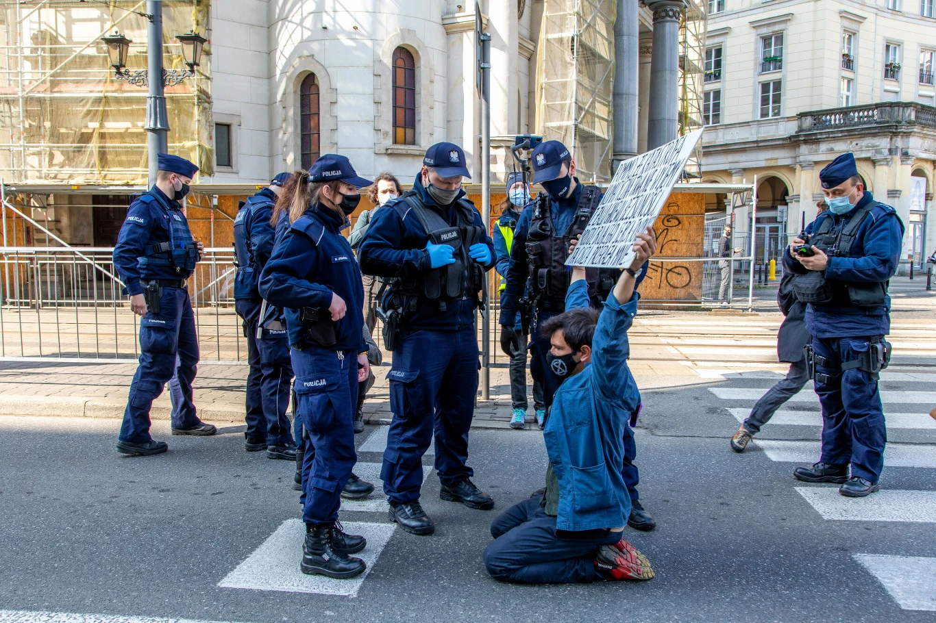 Aktywiści Extinction Rebellion organizowali wiosną tzw. samotne blokady na ulicach Warszawy