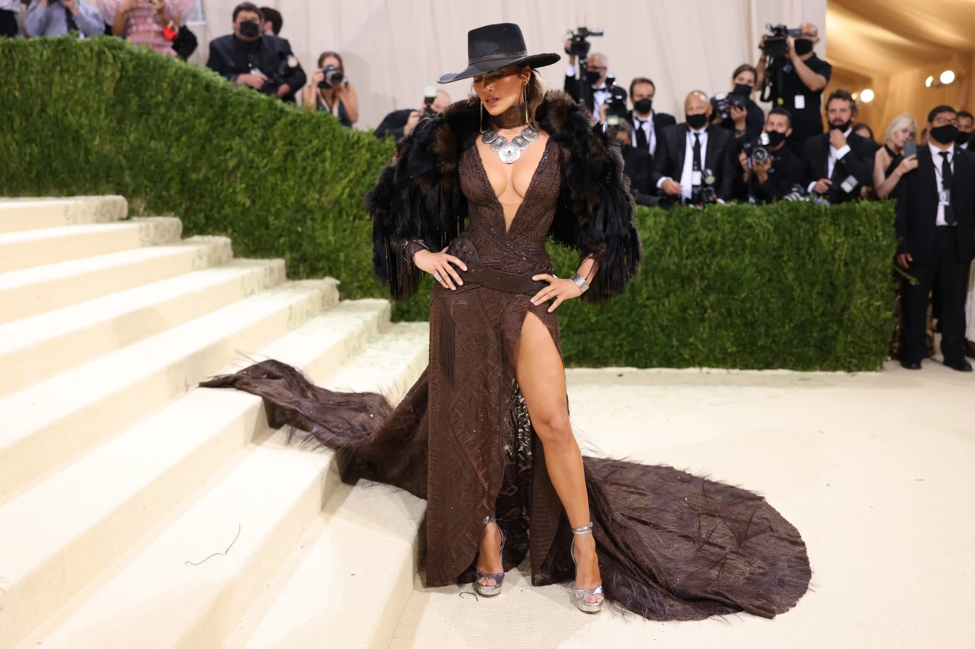 Ostatnim albumem studyjnym J.Lo był "A.K.A" z 2014 roku. W lipcu jednak w sieci pojawił się singel "Cambia el Paso" z gościnnym udziałem rapera Rauw Alejandro.