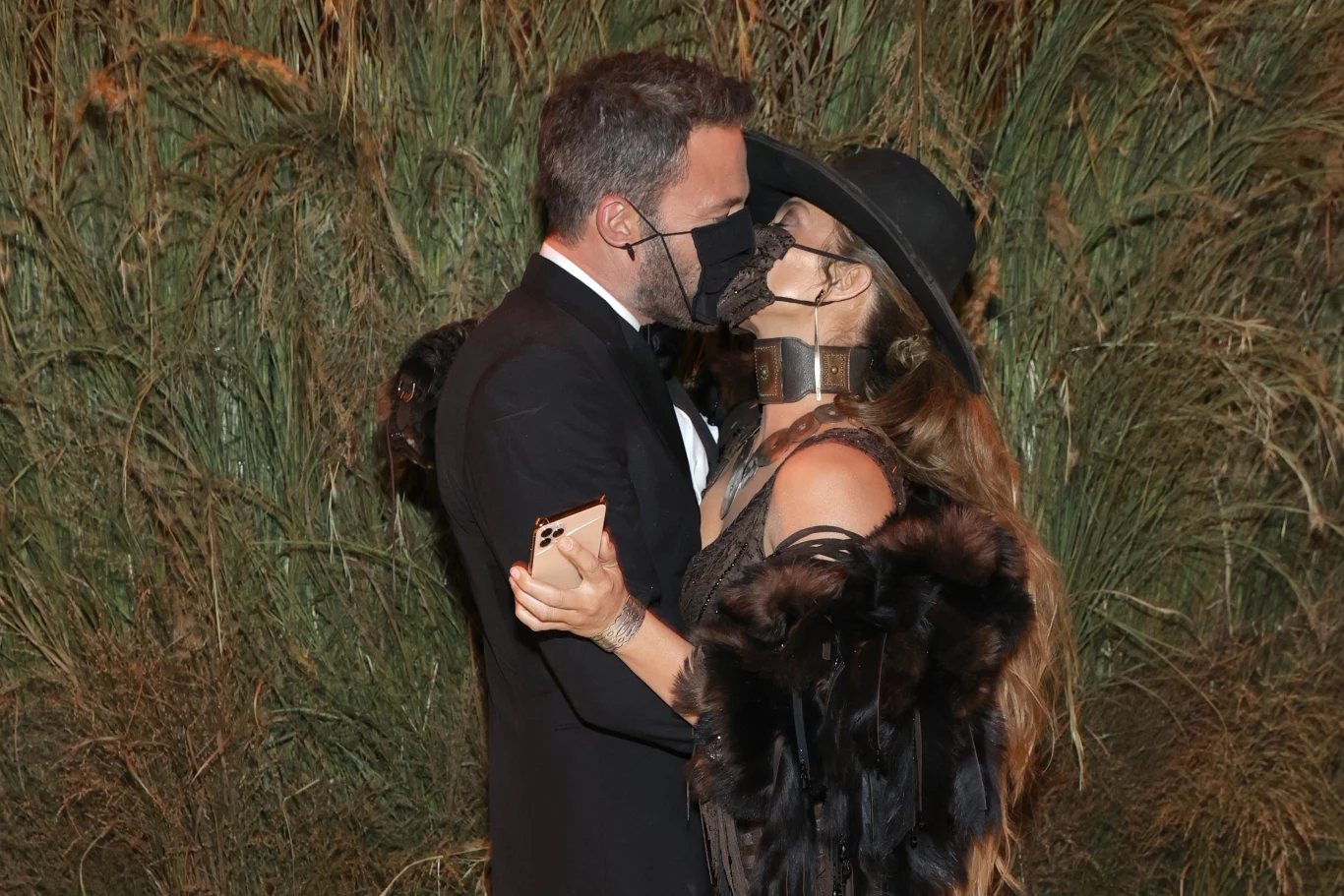 Jennifer Lopez pojawiła się na gali MET razem z Benem Affleckiem, z którym też zrobiła sobie kilka zdjęć.