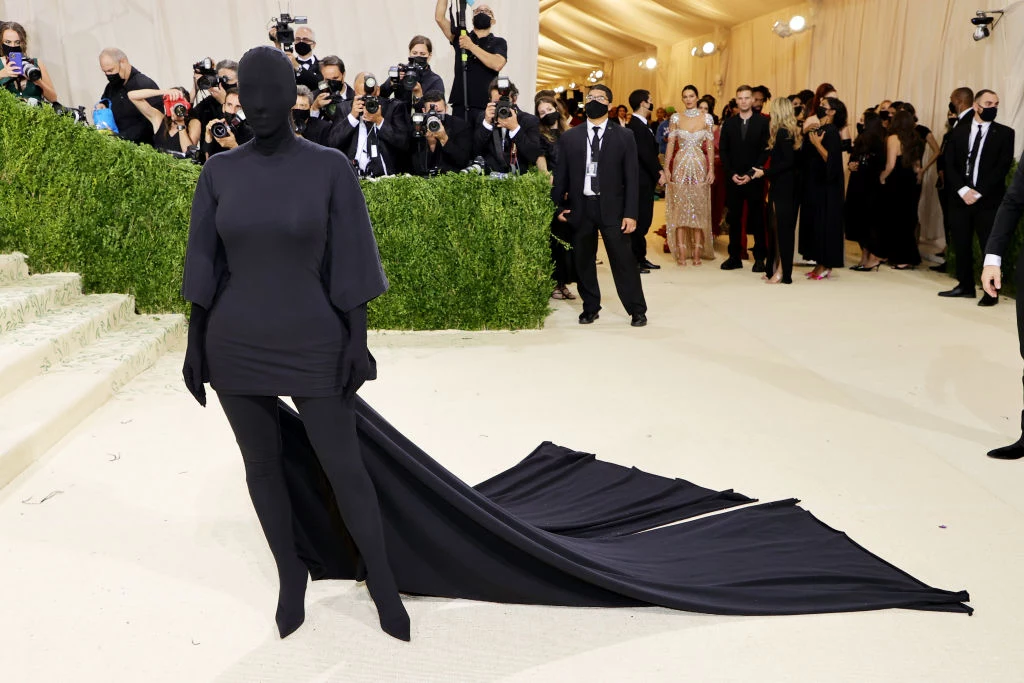 Kim Kardashian chętnie wybiera na MET Gala niekonwencjonalne, ciekawe stylizacje