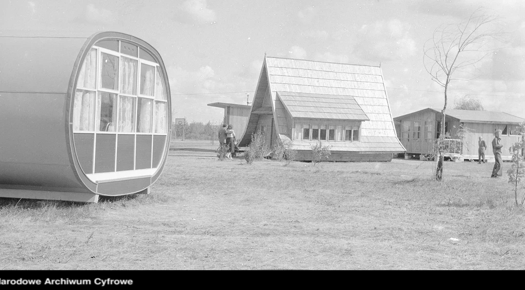 Fragment terenu wystawy z 1975 roku. Widoczne domki letniskowe. Na pierwszym planie z lewej domek "Diogenes".