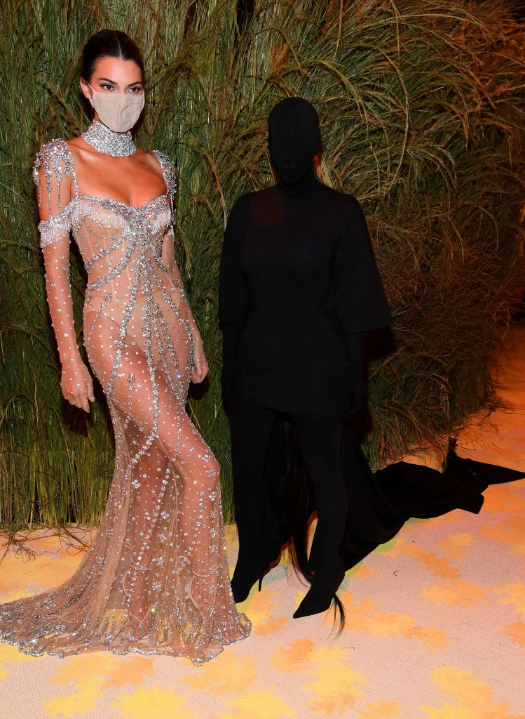 Kim Kardashian i Kendall Jenner na Gali MET Kim Kardashian i Kendall Jenner na Gali MET