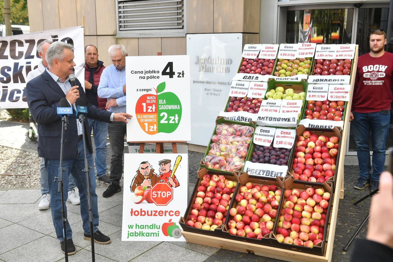 Prezes Związku Sadowników Rzeczpospolitej Polskiej Mirosław Maliszewski (L) podczas dzisiejszego protestu ws. wymuszania niskich cen jabłek przez sieci handlowe Prezes Związku Sadowników Rzeczpospolitej Polskiej Mirosław Maliszewski (L) podczas dzisiejszego protestu ws. wymuszania niskich cen jabłek przez sieci handlowe