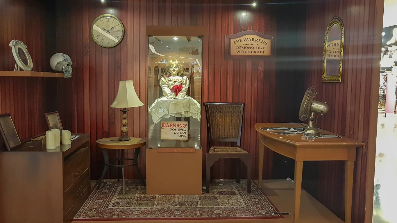 Annabelle jest tak popularna, że repliki lalki widywane są na całym świecie Annabelle jest tak popularna, że repliki lalki widywane są na całym świecie