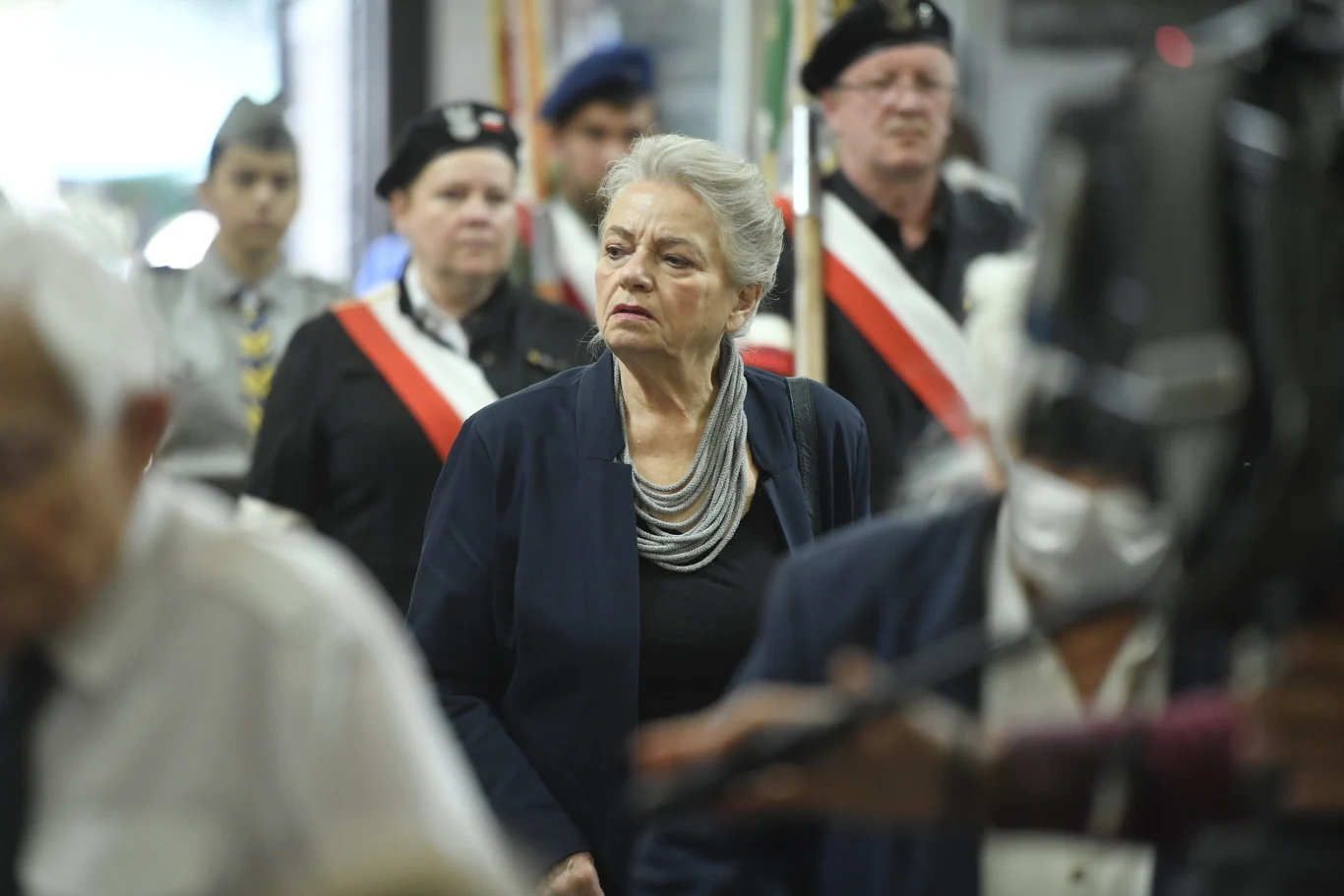 Anna Seniuk na pogrzebie Wiesława Gołasa.