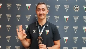 Łukasz Diduszko prezentuje brązowy medal mistrzostw Europy z Paryża, które zdobyła reprezentacja Polski w koszykówce 3x3