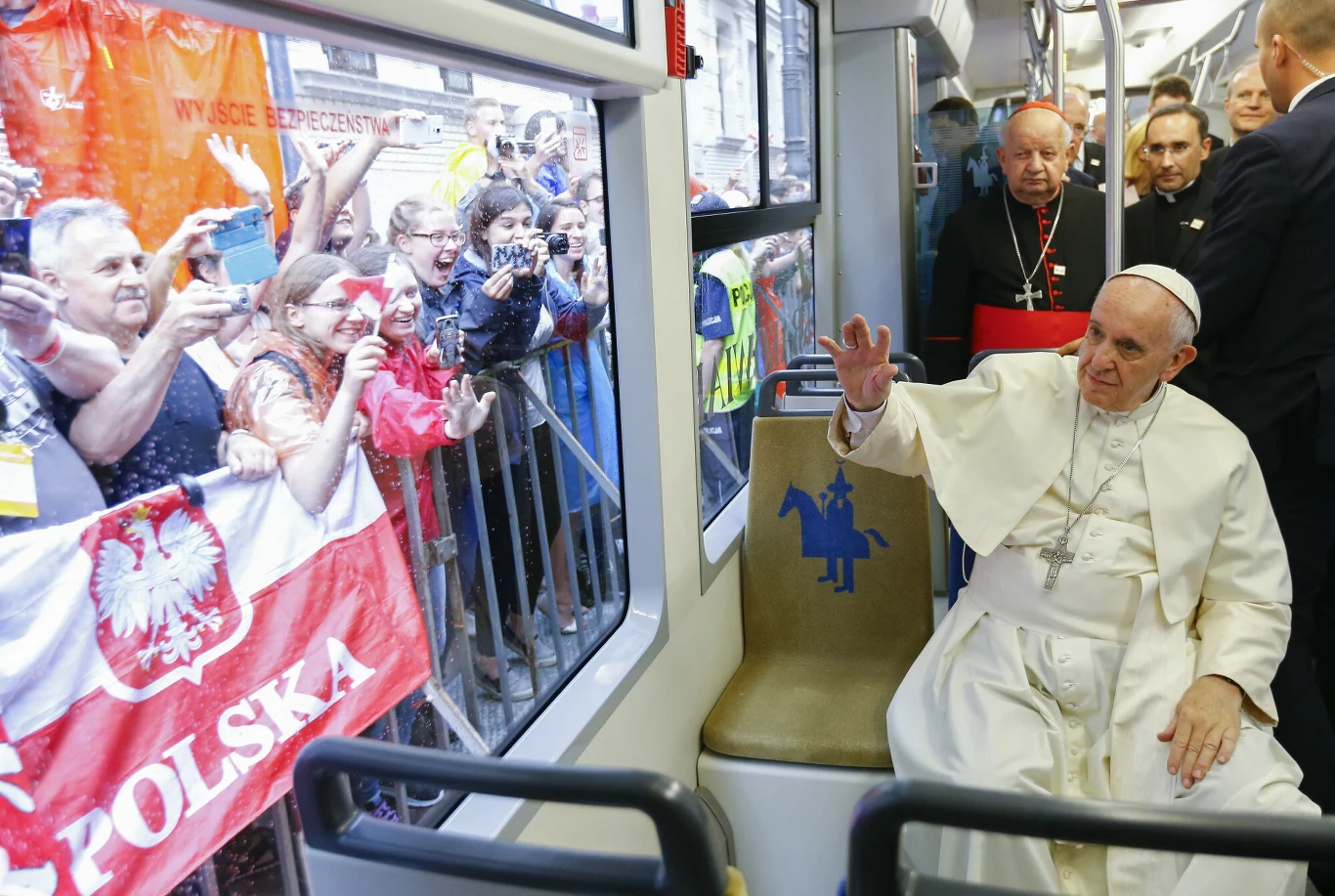 Papież Franciszek podczas przejazdu tramwajem po Krakowie