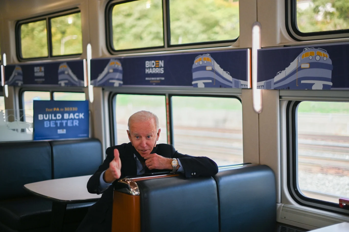 Joe Biden w pociągu jadącym do Pittsburga podczas kampanii prezydenckiej w 2020 r.