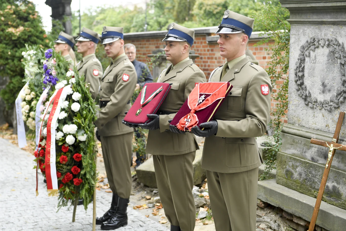 W trakcie uroczystości na podstawie artykułu 138 Konstytucji RP oraz Ustawy o orderach i odznaczeniach postanowieniem prezydenta Andrzeja Dudy "za wybitne zasługi dla kultury, za znaczący wkład w rozwój sztuki teatralnej i filmowej" Wiesław Gołas został pośmiertnie odznaczony Krzyżem Wielkim Orderu Odrodzenia Polski. 