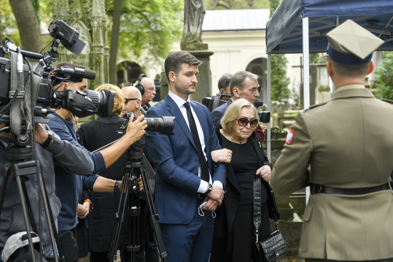 Order w imieniu prezydenta przekazał na ręce małżonki zmarłego Marii Krawczyk-Gołas sekretarz stanu w Kancelarii Prezydenta Wojciech Kolarski.