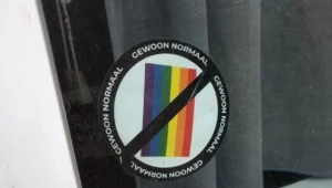 Naklejki "anty-LGBT" w Antwerpii