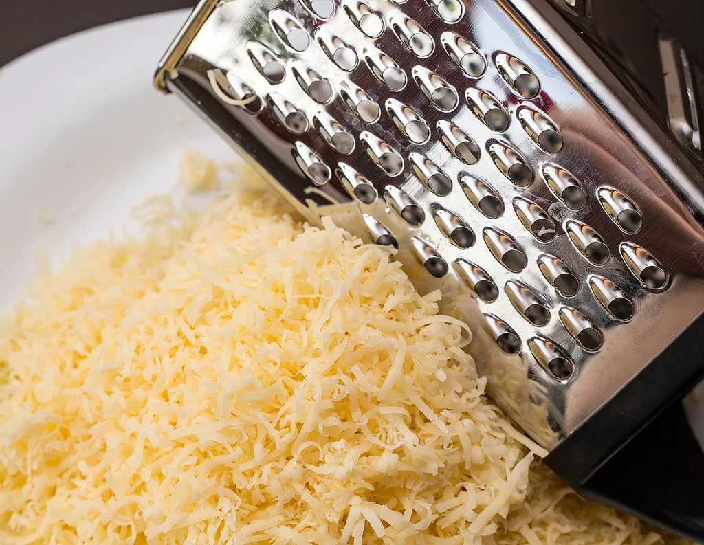 Zetrzyj na tarce ser i dodaj do zupy! Tak szybko ją zagęścisz