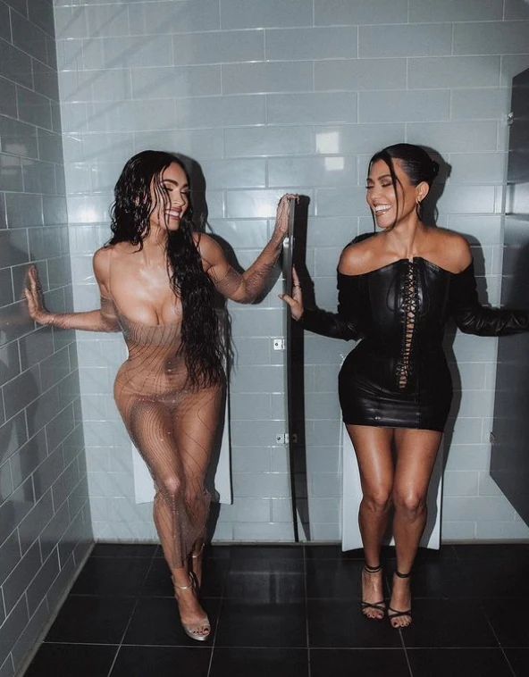 Megan Fox i Kourtney Kardashian https://www.instagram.com/kourtneykardash/