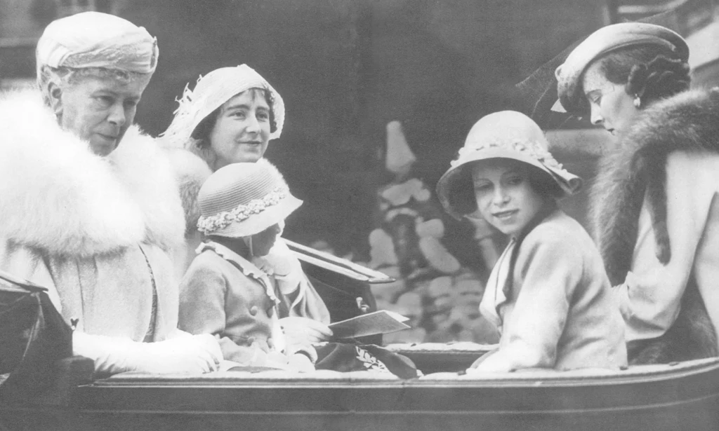 Zdjęcie zrobione w 1936 roku pokazuje, że już wtedy księżniczka Małgorzata i księżniczka Elżbieta patrzyły w przeciwnych kierunkach