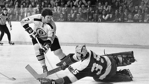 Fred Stanfield w meczu z Minnesota North Stars