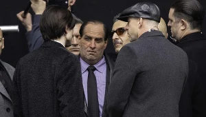 Colin Farrell  (w środku) jest w "Batmanie" nie do poznania