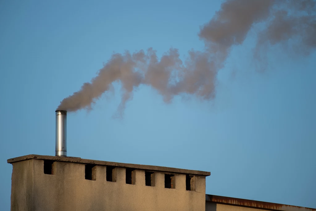 Dym z komina. Największym źródłem zanieczyszczenia powietrza cząstkami stałymi są stare kotły bezklasowe, tzw. kopciuchy.