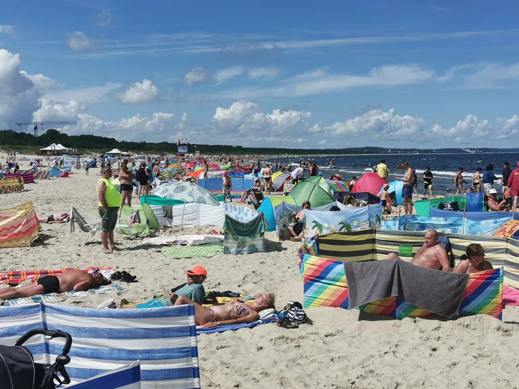 Plaża w Świnoujściu zachwyca turystów nie od dziś. Jednak ilość turystów w okresie letnim może przerażać 