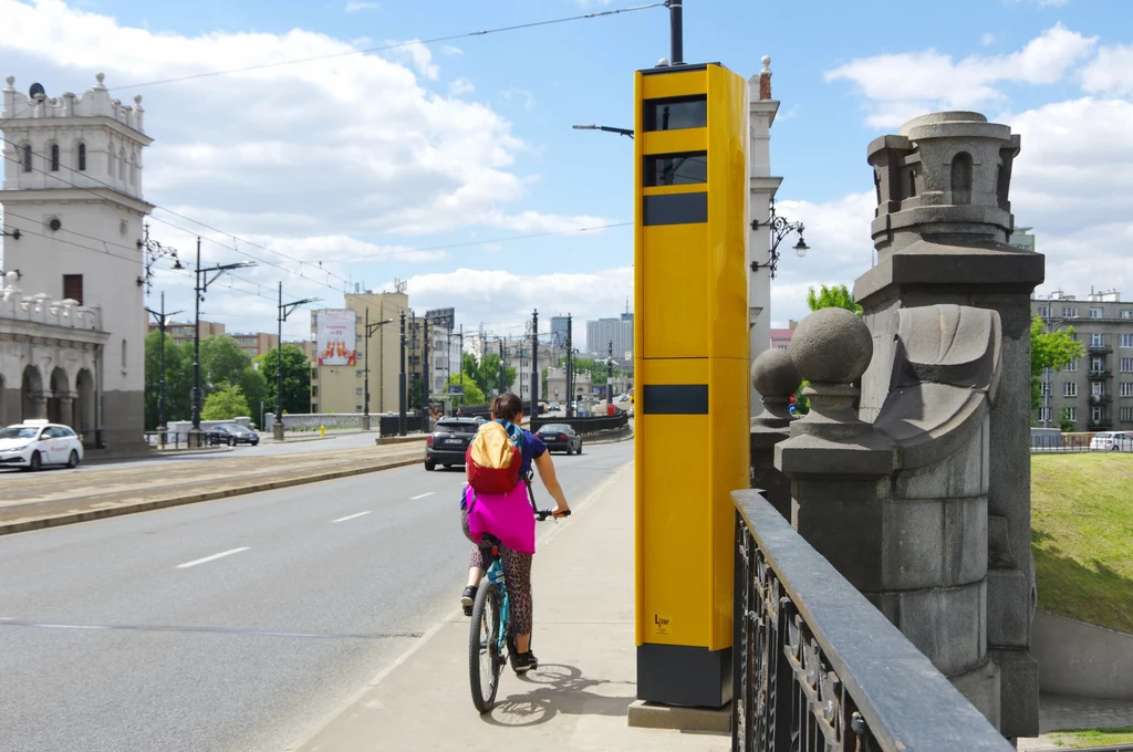 Fotoradary na zabytkowym moście postawiono po tym, jak jadąca nieprawidłowo chodnikiem rowerzystka przewróciła się na jezdnię i zginęła pod kołami samochodu