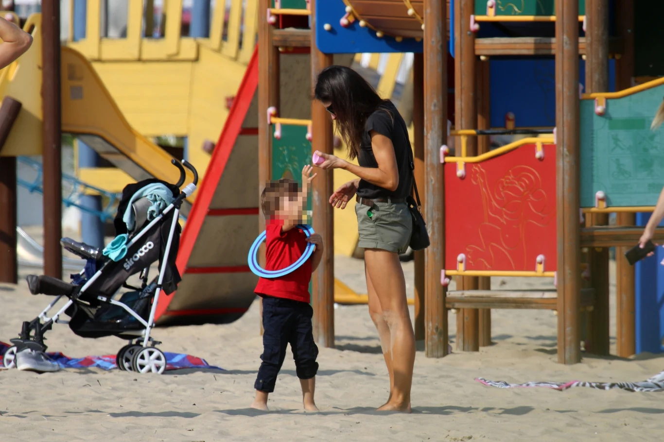 Marta Kaczyńska z synkiem na plaży i placu zabaw!