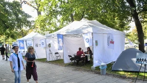 Protest pracowników ochrony zdrowia w tzw. "białym miasteczku"