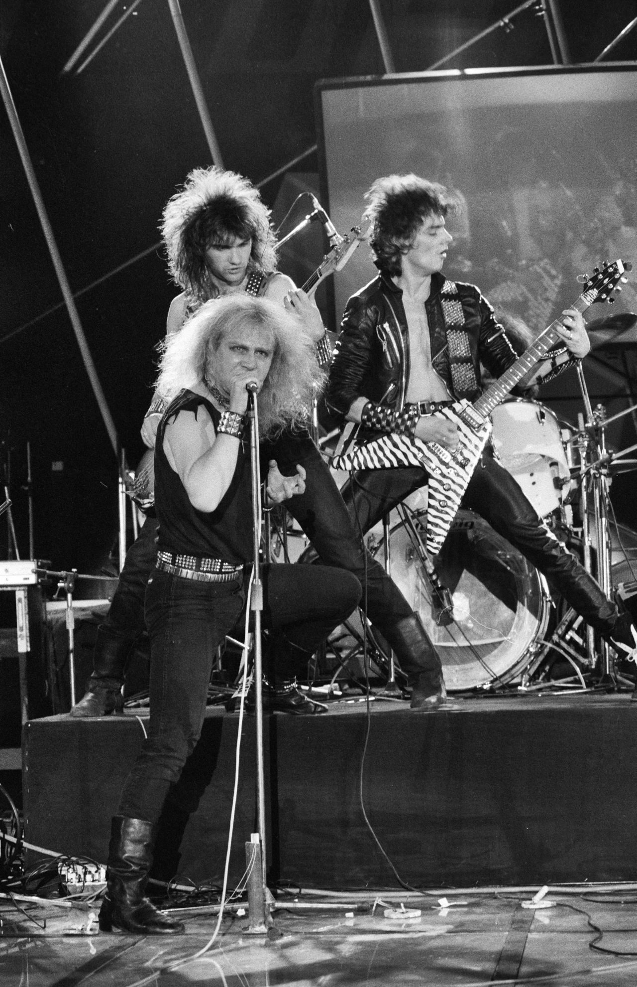 Zespół Kat w 1986 r., z mikrofonem Roman Kostrzewski, z prawej Piotr Luczyk Zespół Kat w 1986 r., z mikrofonem Roman Kostrzewski, z prawej Piotr Luczyk
