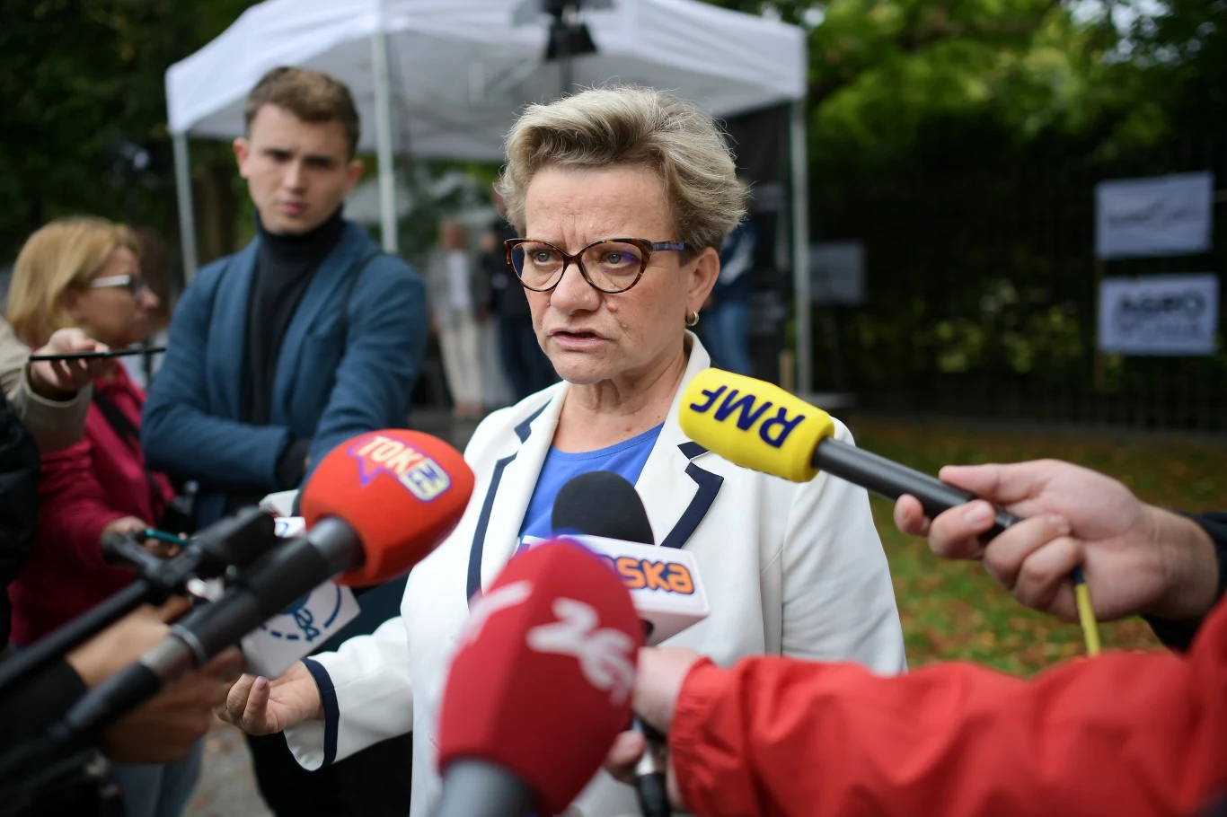 Przewodnicząca Ogólnopolskiego Związku Zawodowego Pielęgniarek i Położnych Krystyna Ptok podczas konferencji prasowej Ogólnopolskiego Komitetu Protestacyjno-Strajkowego Pracowników Ochrony Zdrowia w "białym miasteczku" przed Kancelarią Prezesa Rady Ministrów w Warszawie Przewodnicząca Ogólnopolskiego Związku Zawodowego Pielęgniarek i Położnych Krystyna Ptok podczas konferencji prasowej Ogólnopolskiego Komitetu Protestacyjno-Strajkowego Pracowników Ochrony Zdrowia w "białym miasteczku" przed Kancelarią Prezesa Rady Ministrów w Warszawie