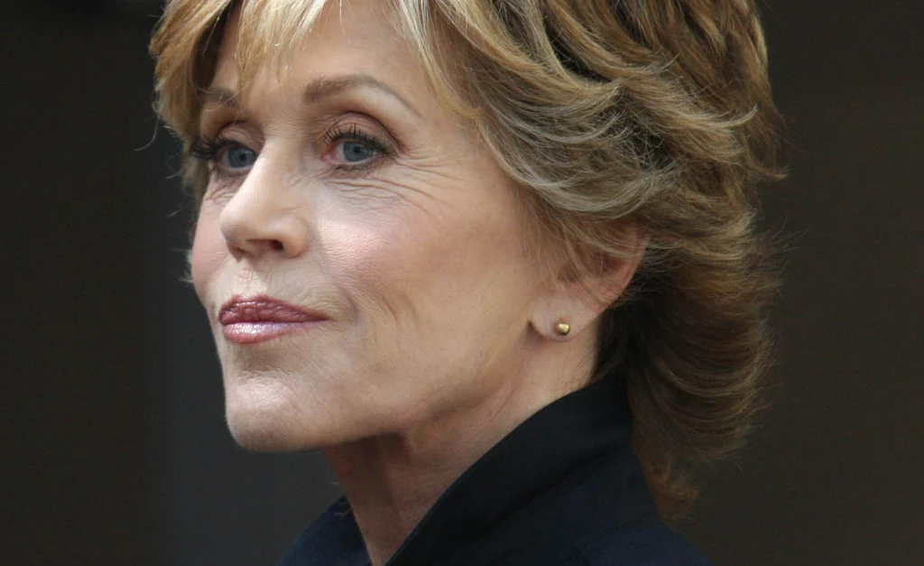 Jane Fonda zaskakuje świetną formą nawet dziś. To z pewnością zasługa zdrowego stylu życia