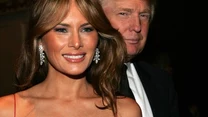 Zanim Melania Trump stała się Pierwszą Damą USA, u boku swego męża, Donalda Trumpa, pojawiała się na salonach. Już wtedy, dopiero ucząc się zasad mody, popełniała błędy, które do dziś są jej wypominane. Melania uwielbiała głębokie dekolty, czasem wręcz niestosowne do sytuacji. Media niejednokrotnie wypominały żonie Donalda Trumpa krzykliwe kreacje, wielkie dekolty i spore wycięcia, odsłaniające jej zgrabne nogi. Z czasem Melania zaczęła korzystać z pomocy stylistów, a gdy rozpoczęła swoją pracę jako Pierwsza Dama, takie kreacje trafiły na zakazaną listę ubrań. 