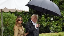 Za niestosowne do sytuacji zostały także uznane stylizacje Melanii, podczas walki ze skutkami huraganów nawiedzających Amerykę. Gdy wraz z mężem Melania leciała na miejsce tragedii, zawsze starała się, by wciąż wyglądać niezwykle elegancko. Kiedy USA nawiedził huragan Harvey, Melania w szykownej sukience i szpilkach wsiadała do helikoptera, by spotkać się z poszkodowanymi w Teksasie. 