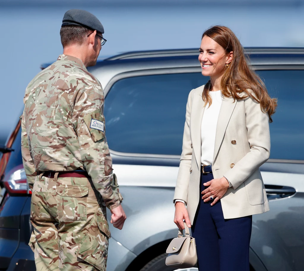 Podczas spotkania z żołnierzami księżna Kate wyglądała fenomenalnie. Wszyscy patrzyli tylko na nią 