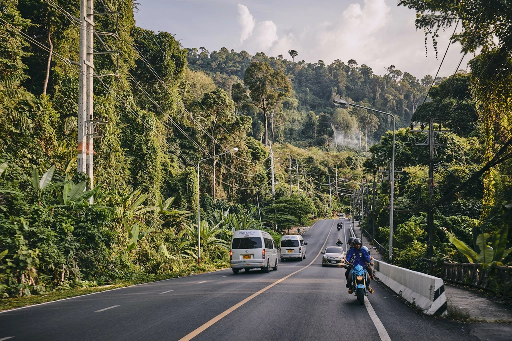 Droga przez miasto w Khao Lak 