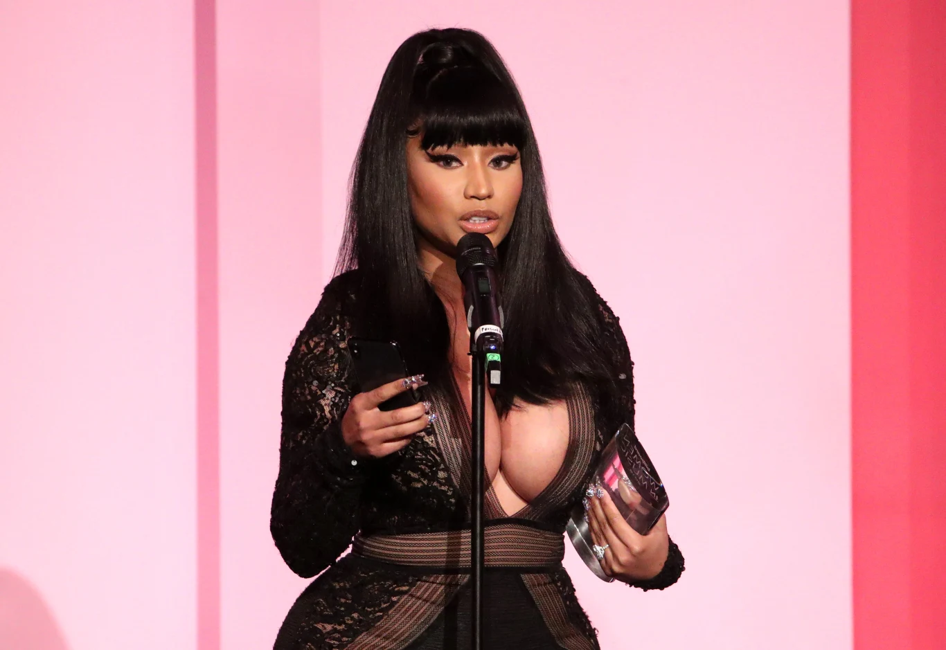 Nicki Minaj rozpętała burzę wpisami o szczepieniu na koronawirusa Nicki Minaj rozpętała burzę wpisami o szczepieniu na koronawirusa