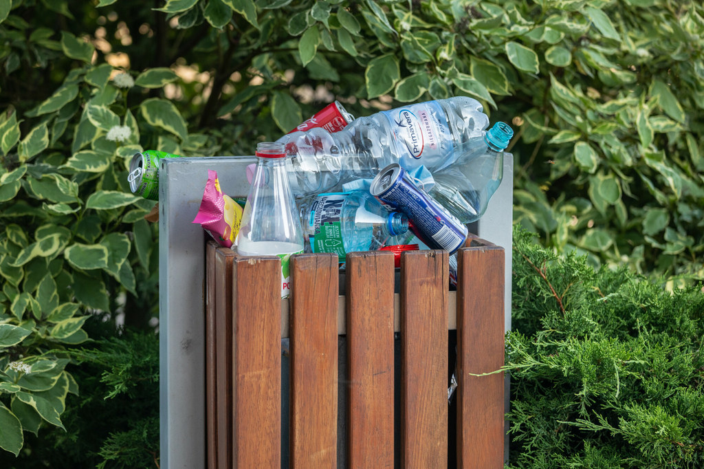 Plastikowe butelki w koszu na śmieci.