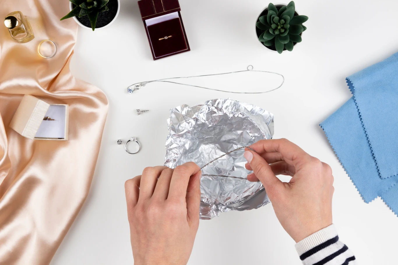 Folia aluminiowa, czyli domowe sposoby na wyczyszczenie biżuterii Folia aluminiowa, czyli domowe sposoby na wyczyszczenie biżuterii