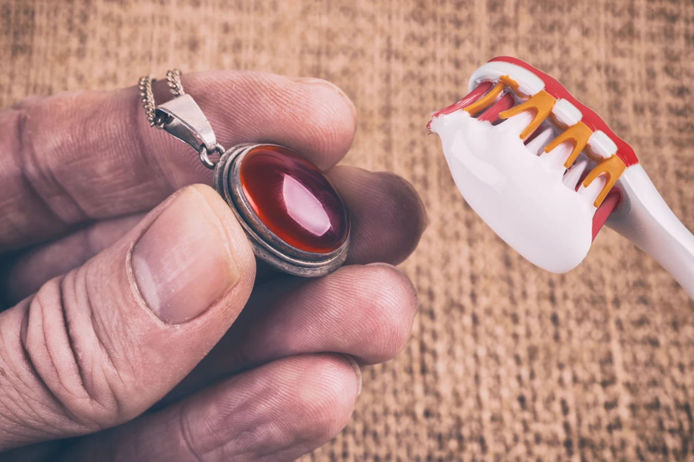 Domowe sposoby na wyczyszczenie biżuterii: Pasta do zębów Domowe sposoby na wyczyszczenie biżuterii: Pasta do zębów