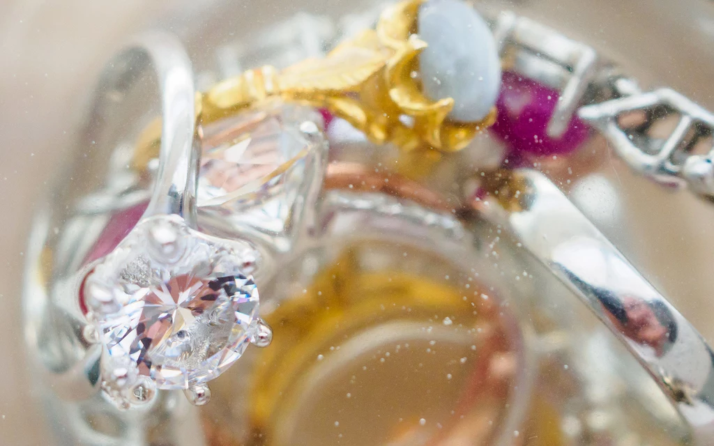 Roztwór amoniaku w wodzie pomoże w czyszczeniu biżuterii