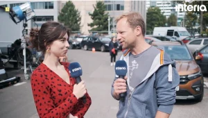 Katarzyna Drelich rozmawia z Maciejem Stuhrem na planie filmu "Fuks 2"