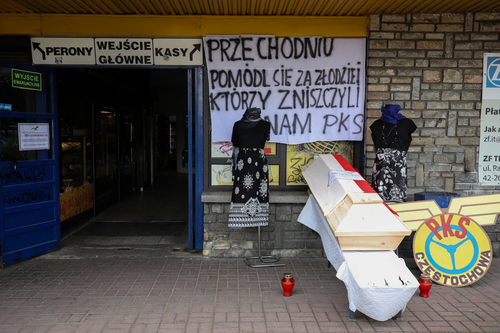 Czerwiec 2020 r. - symboliczny "pogrzeb" PKS Częstochowa zorganizowany przez jego załogę Czerwiec 2020 r. - symboliczny "pogrzeb" PKS Częstochowa zorganizowany przez jego załogę