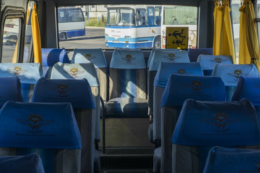 Firanki przy oknach, zagłówki z charakterystycznym logiem, trzaskające drzwi na klamkę - coraz rzadziej mamy możliwość przejażdżki PKS-em "z krwi i kości" Firanki przy oknach, zagłówki z charakterystycznym logiem, trzaskające drzwi na klamkę - coraz rzadziej mamy możliwość przejażdżki PKS-em "z krwi i kości"