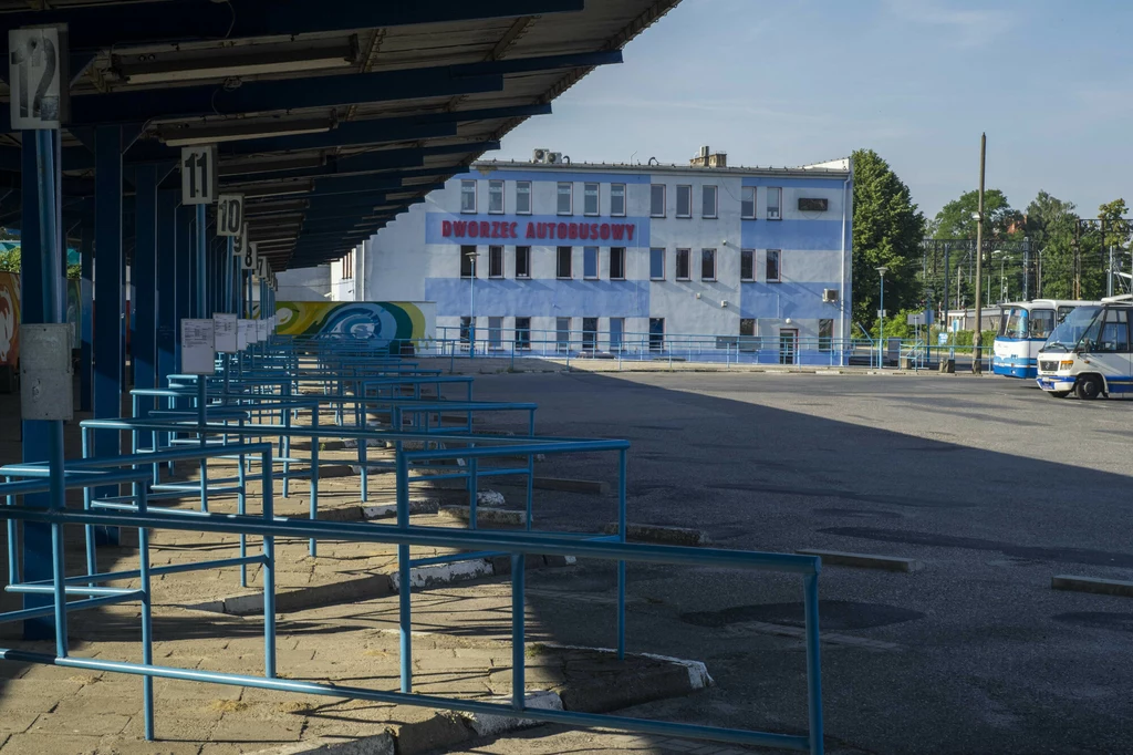 W niektórych miejscach nie trzeba było pandemii, by ujrzeć pusty dworzec PKS W niektórych miejscach nie trzeba było pandemii, by ujrzeć pusty dworzec PKS