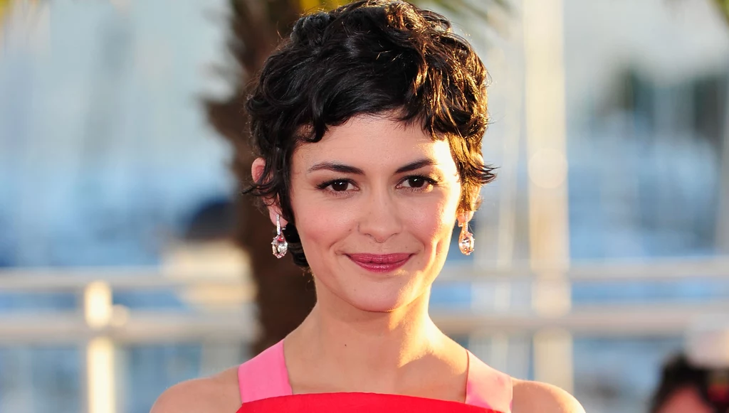 Audrey Tautou w bardziej frywolnej stylizacji pixie cut. Ta fryzura jest idealna dla kobiet, które mają podatne włosy