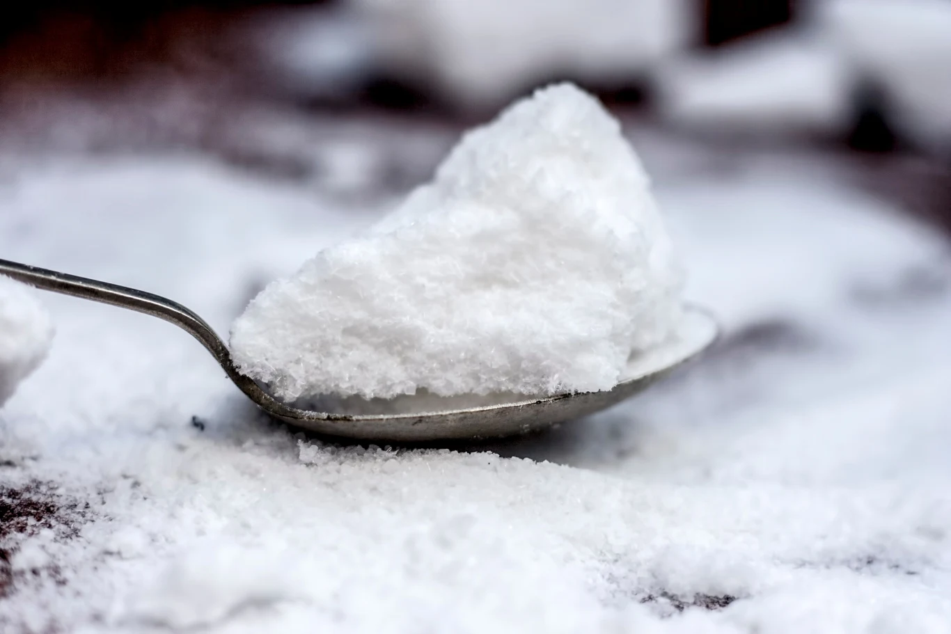 Sól podgrzana w piekarniku to jeden z najlepszych środków czyszczących do starej, przypalonej blachy