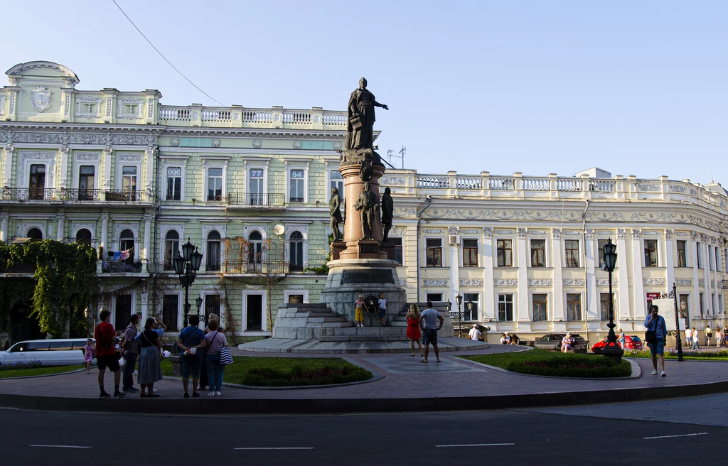 W mieście można znaleźć wiele pomników, które opowiadają o bogatej historii Odessy 