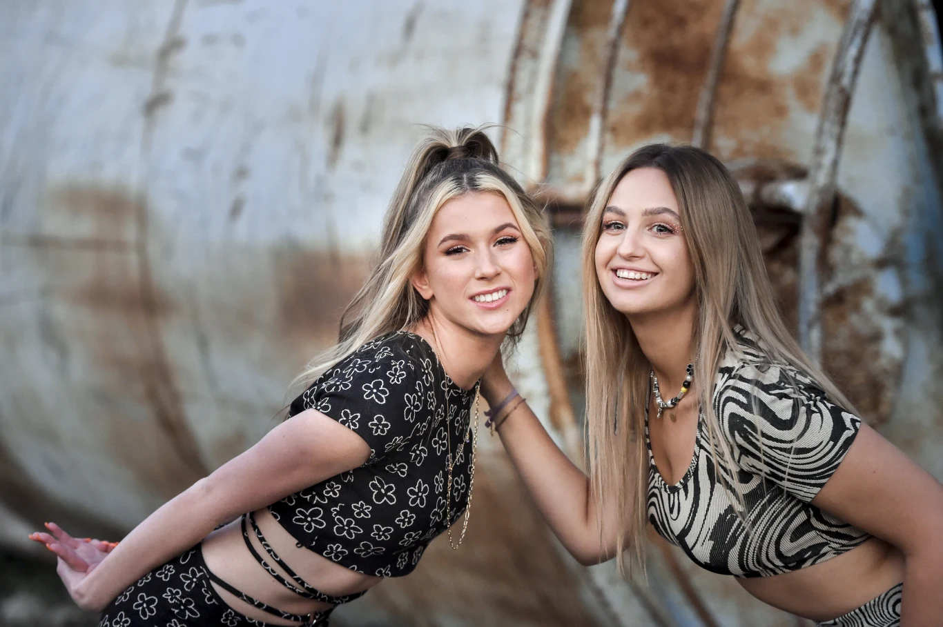 Magda została okrzyknięta "jedną z najbardziej wpływowych ludzi według magazynu Forbes". W 2020 r. wydała swój debiutancki album "mniejszeodtrzech". W klipie "Bluza w rozmiarze L" główną rolę zagra Roxie Węgiel, której sławę przyniosło zwycięstwo w Konkursie Piosenki Eurowizji dla Dzieci, gdzie zaprezentowała utwór "Anyone I Want To Be".