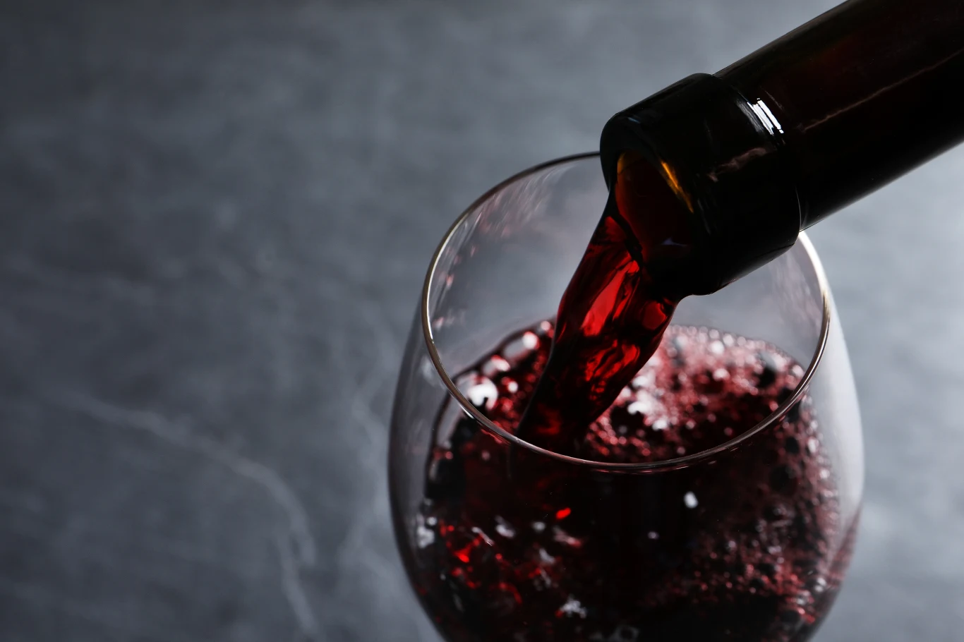 Wino jest jednym z najbardziej barwiących zęby produktów